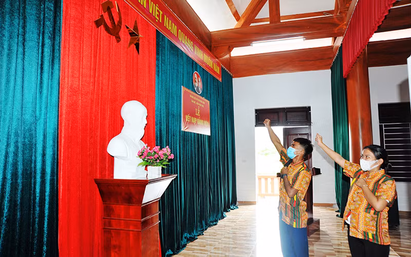 Đảng viên mới người Chứt tuyên thệ tại lễ kết nạp. 