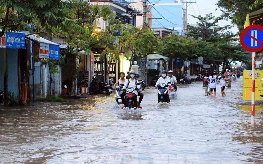 Đường Nguyễn Thị Minh Khai, phường 1, thành phố Vĩnh Long bị ngập do triều cường. (Ảnh: TTXVN)