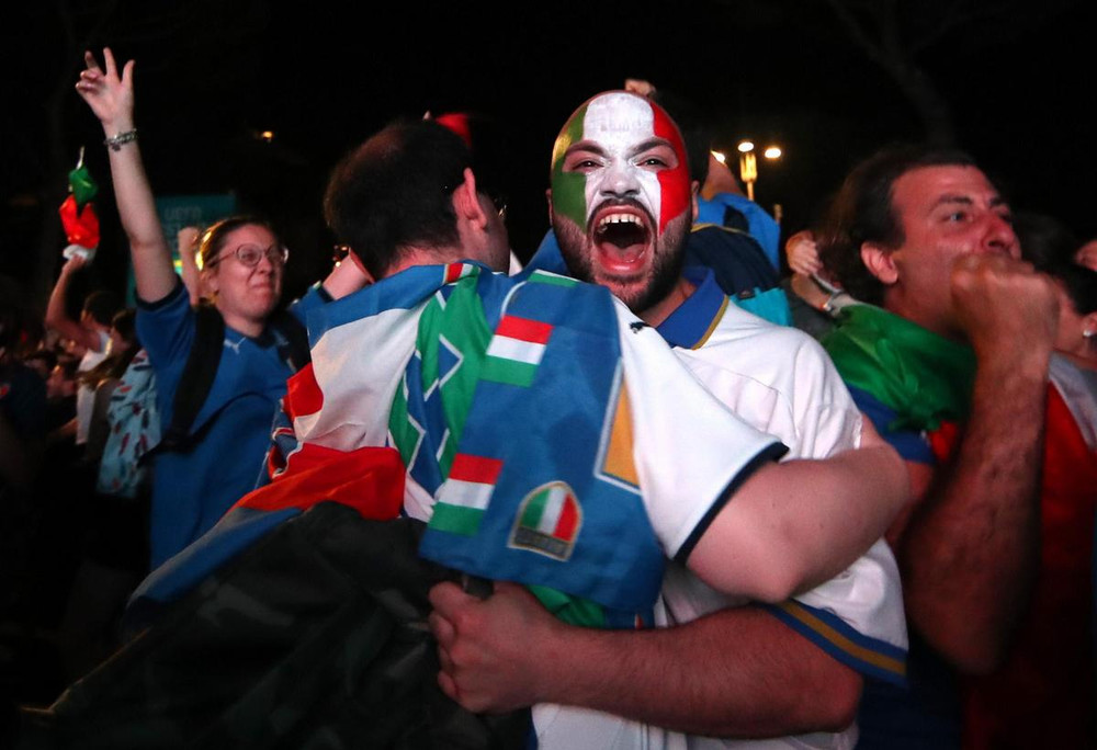 Người Italia có một đêm không ngủ. (Ảnh: Reuters) Niềm vui và nước mắt - hai chiều cảm xúc trái ngược sau chung kết EURO 2020 -0