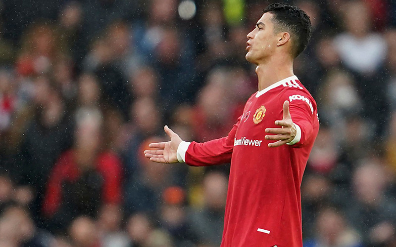 Ronaldo thất vọng trong trận thua bạc nhược trước Man City. (Ảnh: Getty Images)