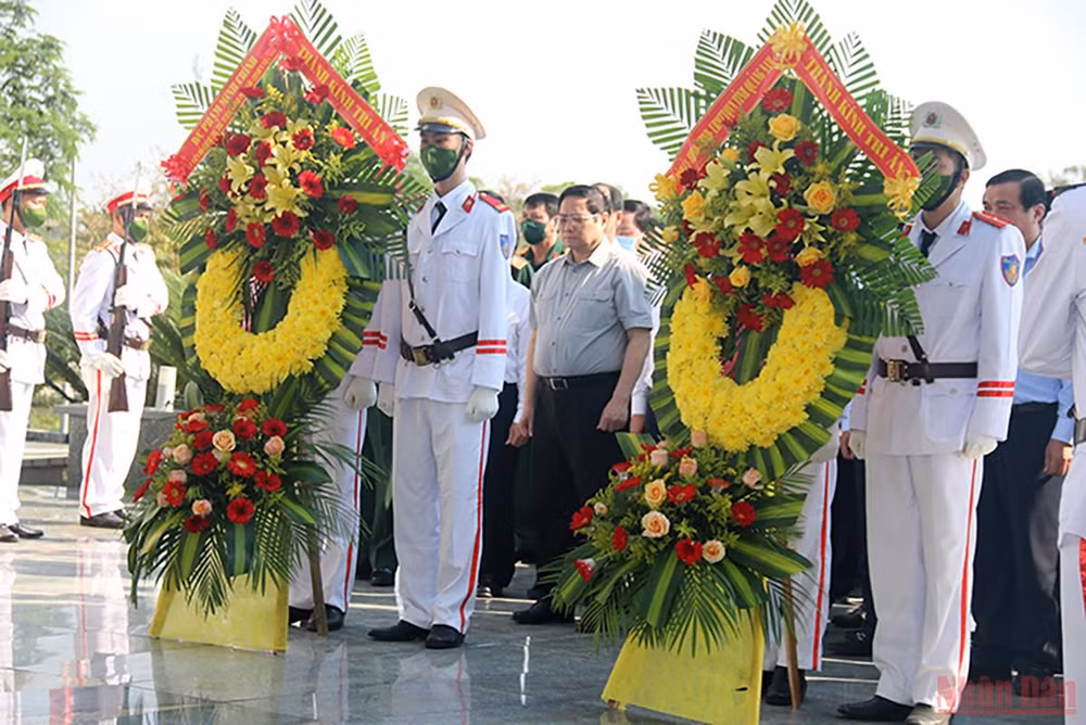 Thủ tướng Phạm Minh Chính dâng hương tri ân các anh hùng liệt sĩ và Mẹ Việt Nam anh hùng -0