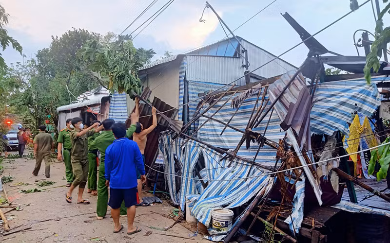 Nhiều căn nhà bị tốc mái.