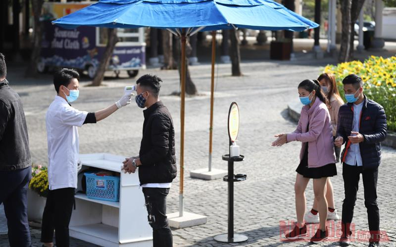 Các điểm đến thắt chặt thông điệp 5K, trong ảnh là du khách tham quan Ba Na Hills Bài 2: Du lịch an toàn: “Một bàn tay không thể vỗ thành tiếng” -0