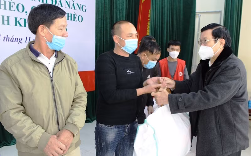 Nguyên Chủ tịch nước Trương Tấn Sang trao tặng áo phao đa năng cho ngư dân xã Quảng Nham, huyện Quảng Xương.