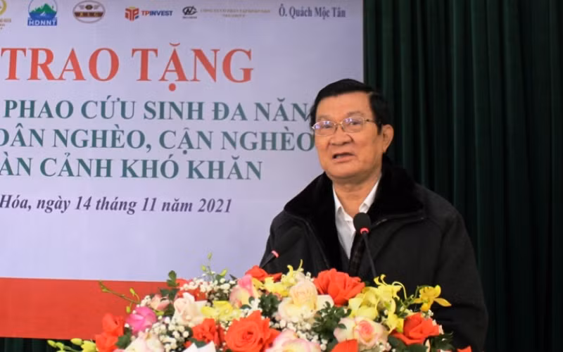 Nguyên Chủ tịch nước Trương Tấn Sang tặng áo phao cho ngư dân Thanh Hóa -0