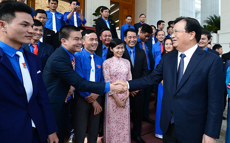 Đồng chí Trịnh Đình Dũng gặp gỡ các đại biểu trẻ nhận Giải thưởng Lương Định Của năm nay. Thanh niên nông thôn cần nuôi khát vọng làm giàu cho bản thân và xã hội -0