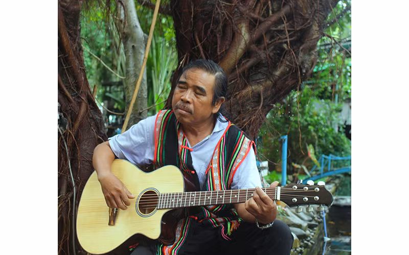 Nhạc sĩ Y Phôn K’sor: "Giai điệu của tôi là những thanh âm quen thuộc mà tôi từng thấm cả phần đời đi qua". Ảnh: Đình Đối