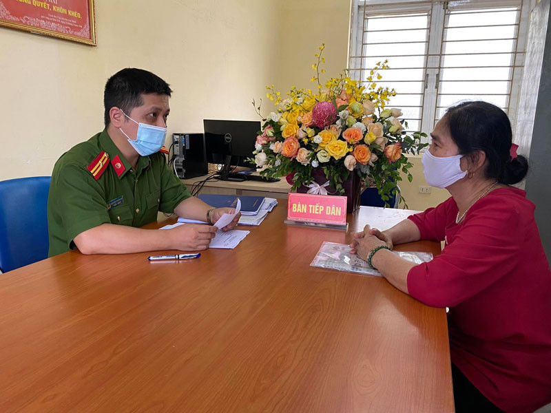 Công dân đầu tiên tới làm thủ tục hành chính tại Công an phường Liễu Giai trong sáng 1-7. Ngày đầu triển khai thi hành Luật Cư trú -0