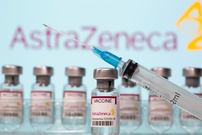 Các lọ vaccine ngừa Covid-19 của AstraZeneca chụp vào ngày 10-3. Ảnh: Reuters. Nhiều quốc gia ngừng tiêm vaccine AstraZeneca, nhà sản xuất tuyên bố không có bằng chứng -0