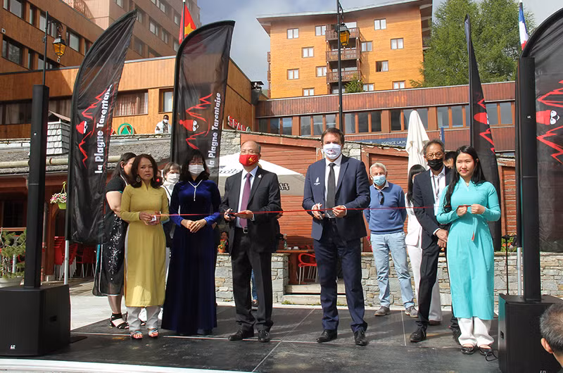 Những ấn tượng đẹp về Việt Nam tại vùng núi cao La Plagne ở Pháp -0