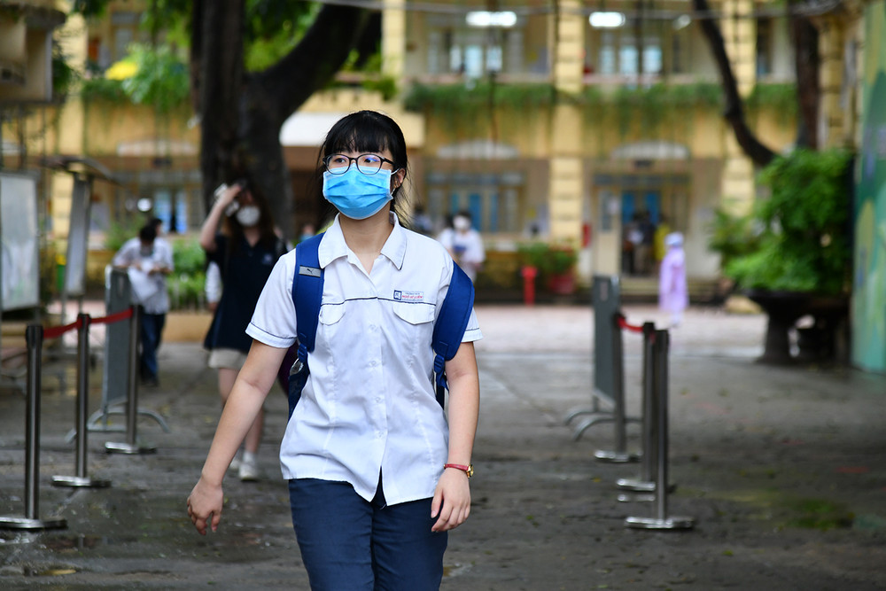 Một nữ sinh ra về sau môn thi cuối. Thí sinh phấn khởi ra về sau khi kết thúc bốn môn thi -2