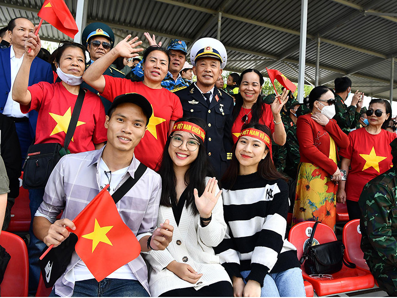 Đông đảo cổ động viên tới cổ vũ Đội tuyển Xe tăng QĐND Việt Nam với những lá cờ đỏ sao vàng nhuộm rực một góc khán đài thao trường Alabino. Đội tuyển Xe tăng Việt Nam tạm xếp thứ 2 sau hai lượt vòng loại -0
