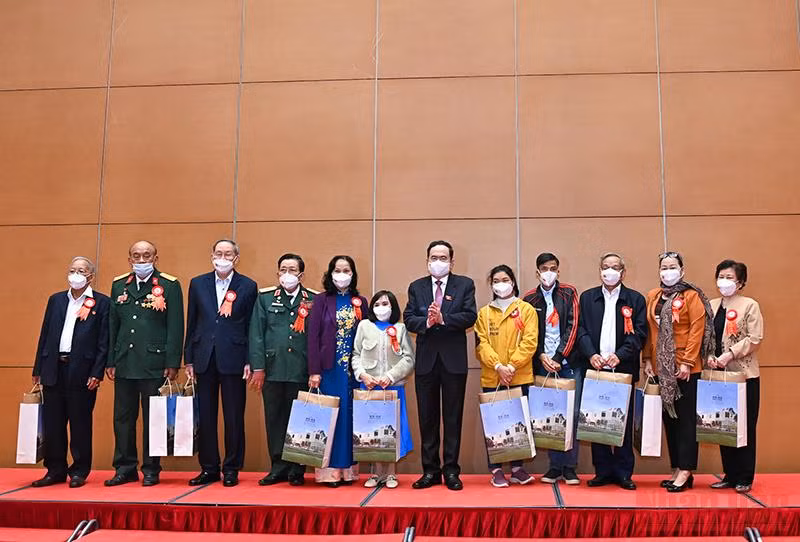 Gặp mặt 55 đại biểu điển hình tiên tiến “Vì nạn nhân chất độc da cam” -0