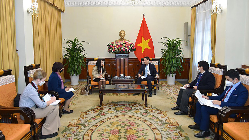 Thứ trưởng Ngoại giao Đặng Hoàng Giang tiếp bà Naomi Kitahara, Trưởng đại diện UNFPA tại Việt Nam. (Ảnh: Báo Thế giới và Việt Nam) Tăng cường hợp tác với các cơ quan của Liên hợp quốc -0