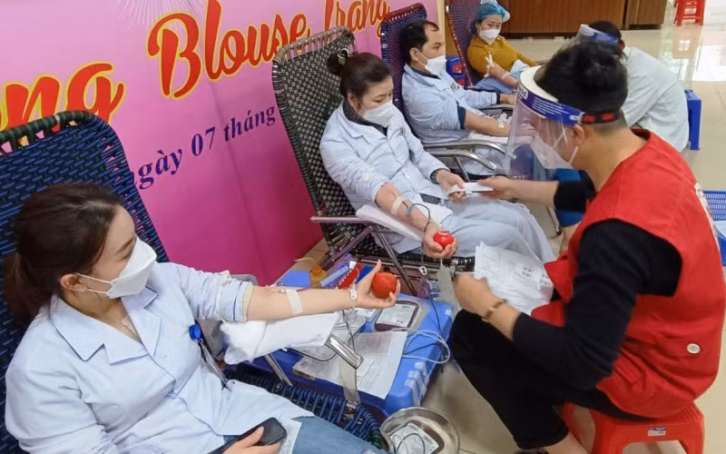 Cán bộ, nhân viên y tế Bệnh viện Đa khoa tỉnh Thanh Hóa hiến máu tình nguyện.