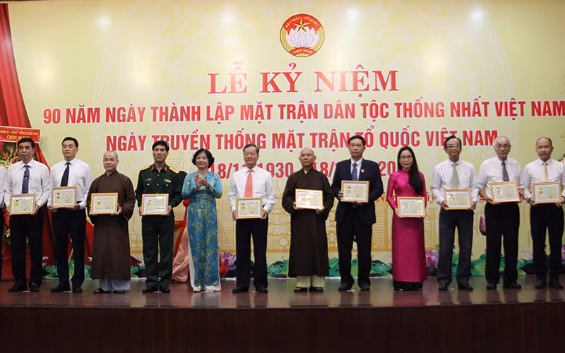 Trao tặng Kỷ niệm chương “Vì sự nghiệp đại đoàn kết toàn dân tộc”.