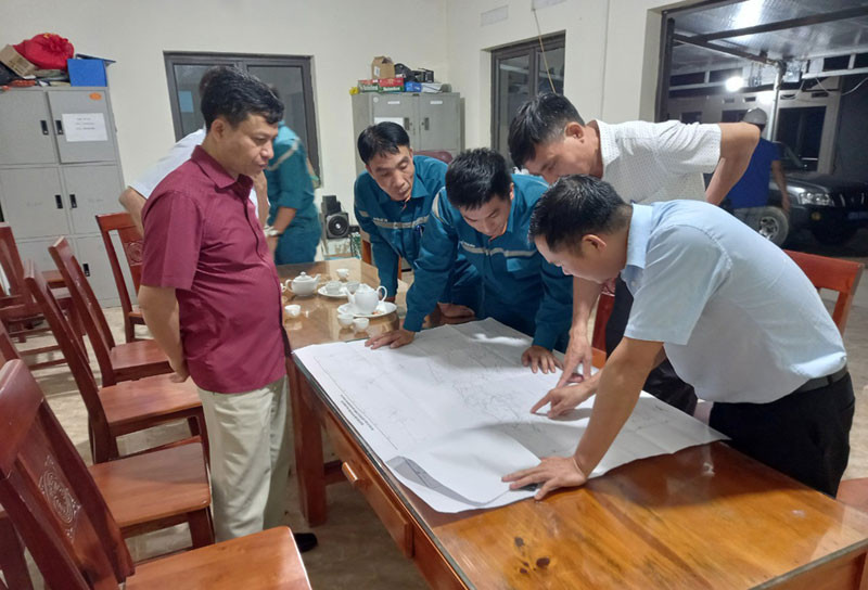 Các chuyên gia nghiên cứu tìm giải pháp cứu hộ. Nỗ lực tìm kiếm người mất tích do sạt lở ở mỏ vàng Pác Lạng -0