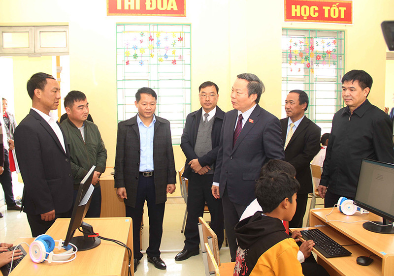 Đoàn công tác thăm, tặng phòng học tin học cho Trường phổ thông dân tộc bán trú THCS Thu Lũm. Phó Chủ tịch Quốc hội Phùng Quốc Hiển thăm, tặng quà xã Thu Lũm -0