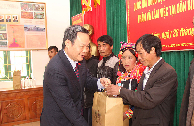 Đồng chí Phùng Quốc Hiển tặng quà hộ gia đình chính sách, hộ nghèo có hoàn cảnh đặc biệt khó khăn. Phó Chủ tịch Quốc hội Phùng Quốc Hiển thăm, tặng quà xã Thu Lũm -0
