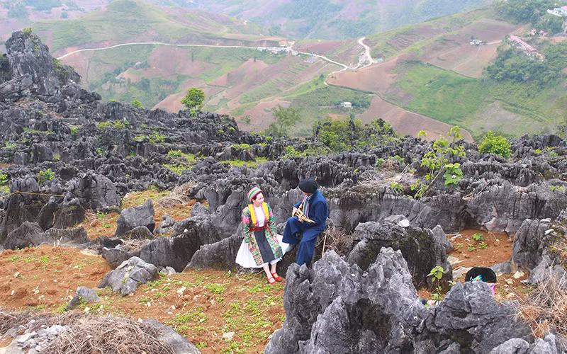 Khâu Vai lãng mạn chợ tình -0