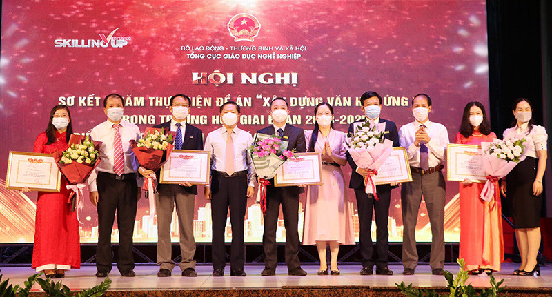 Khen thưởng các cơ sở giáo dục nghề nghiệp có mô hình văn hóa ứng xử tiêu biểu (Ảnh: GDVT). Xây dựng văn hóa ứng xử: Yếu tố nâng cao chất lượng nguồn nhân lực -0