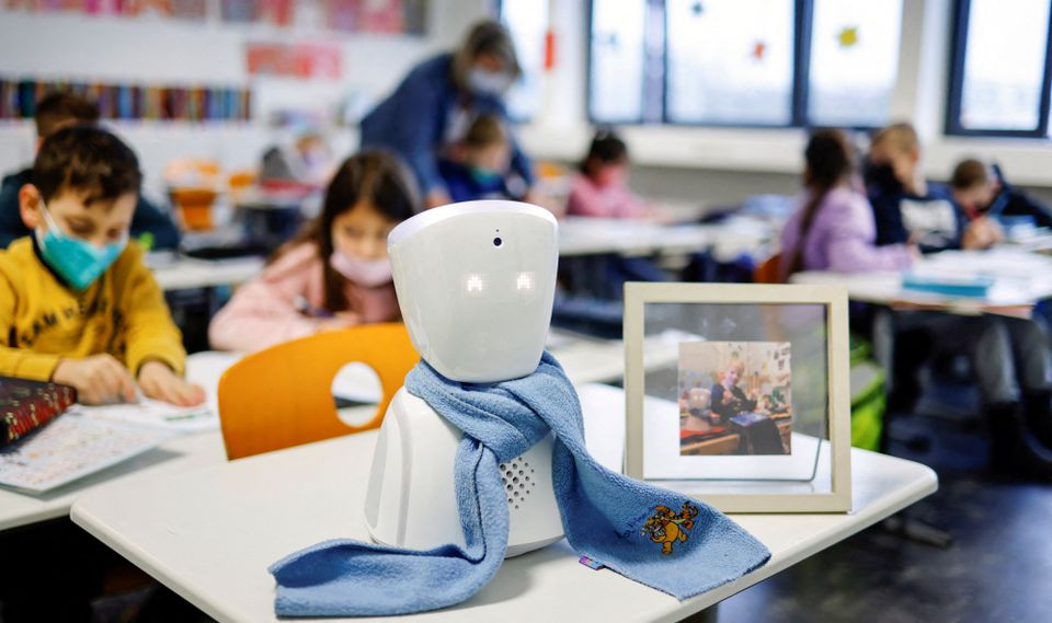 Cậu học sinh Đức Joshua, bảy tuổi, tham dự bài học ở trường thông qua một robot đại diện, ngày 13/1. Ảnh: Reuters.