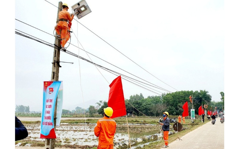 Tuổi trẻ ngành điện lực thi công tuyến đường sử dụng ánh sáng năng lượng mặt trời. 1.500 công trình tuổi trẻ mừng Đảng quang vinh -0