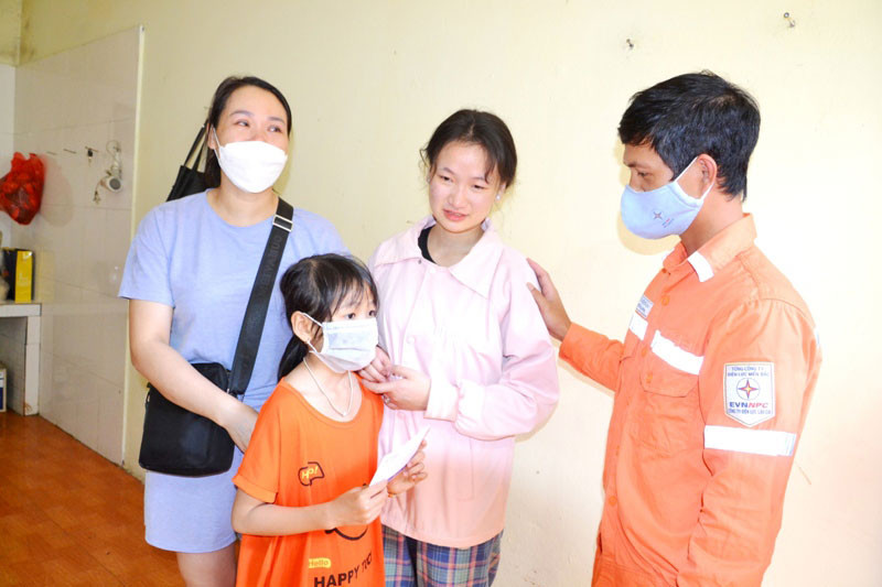 Lái xe cẩu nâng Nguyễn Trung Thành và 2 cháu bé được cứu trong vụ hỏa hoạn xảy ra tại số nhà 244, đường Thạch Sơn, thị xã Sa Pa. Khen thưởng 2 nhân viên điện lực cứu 2 cháu bé trong vụ cháy cửa hàng gas ở Sa Pa -0