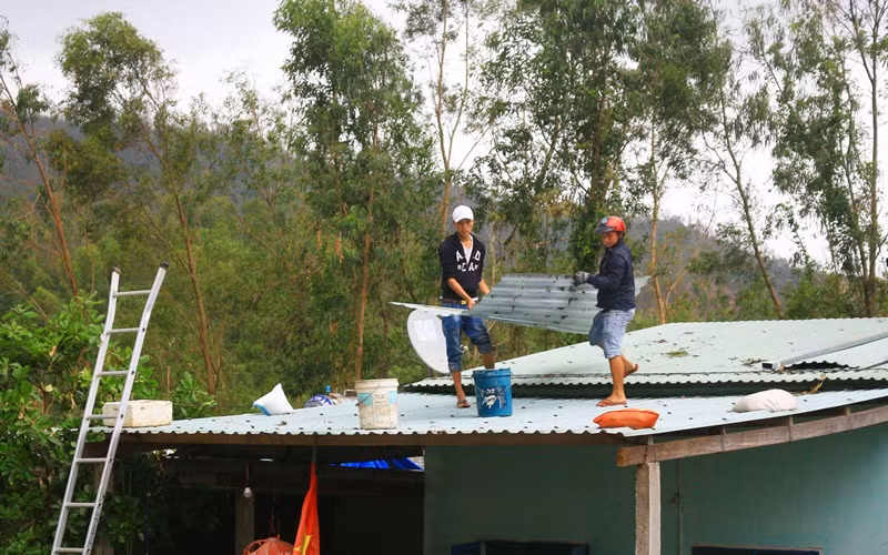 Sửa mái tôn miễn phí giúp người khó khăn sau bão -0