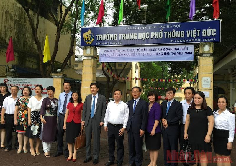 Trường THPT Việt Đức (quận Hoàn Kiếm, Hà Nội) đã đưa tiếng Đức, tiếng Hàn vào giảng dạy trong nhiều năm qua.