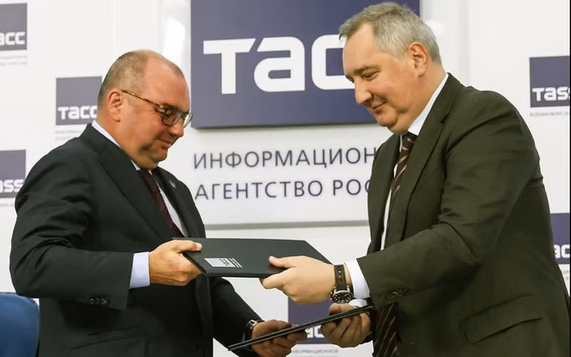 Đại diện TASS và Roscosmos ký bản ghi nhớ hợp tác. (Ảnh: TASS)