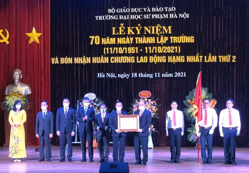 Chủ tịch nước Nguyễn Xuân Phúc trao Huân chương Lao động hạng Nhất lần thứ 2 tặng Trường Đại học Sư phạm Hà Nội.