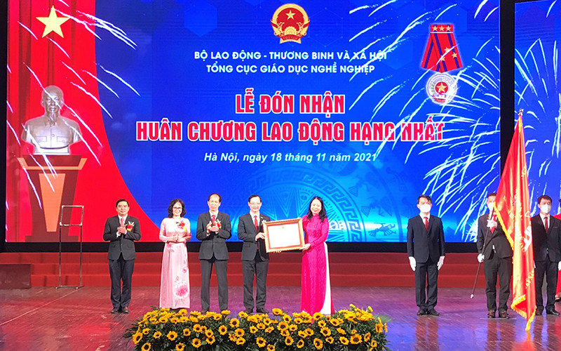 Phó Chủ tịch nước Võ Thị Ánh Xuân trao Huân chương Lao động hạng nhất tặng Tổng cục Giáo dục nghề nghiệp.