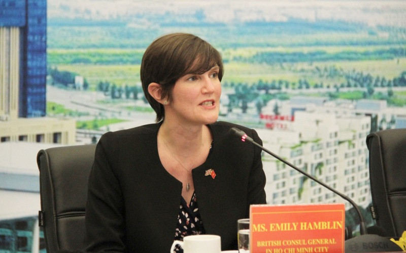 Tổng Lãnh sự Anh tại TP Hồ Chí Minh, bà Emily Hamblin phát biểu ý kiến tại điểm cầu Bình Dương. Tăng tốc phát triển Thành phố Thông minh Bình Dương -0