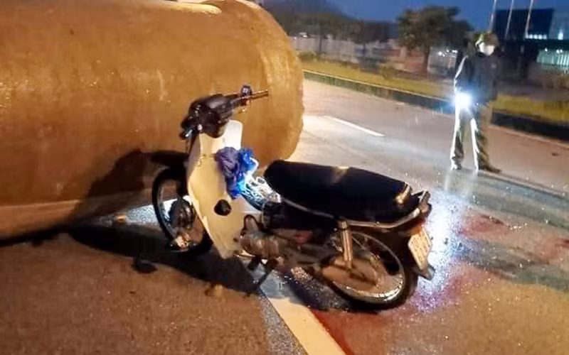 Hiện trường vụ tai nạn xe máy vào ống cống bỏ giữa đường khiến 2 người tử vong.