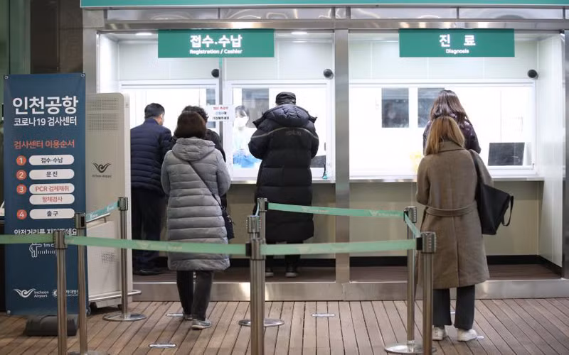 Người dân nộp đơn đăng ký làm xét nghiệm Covid-19 tại một điểm xét nghiệm tại Sân bay quốc tế Incheon, tại Seoul. (Ảnh: Yonhap)