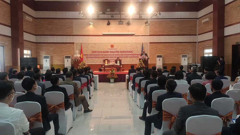 Đại biểu lắng nghe Chủ tịch nước Nguyễn Xuân Phúc phát biểu. Chủ tịch nước Nguyễn Xuân Phúc thăm, nói chuyện với cộng đồng người Việt Nam tại Vương quốc Campuchia -0