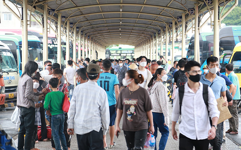 Các bến xe tại Hà Nội cũng rất đông hành khách chờ về quê. Bến xe, cửa ngõ Thủ đô đông nghịt trước kỳ nghỉ lễ -0