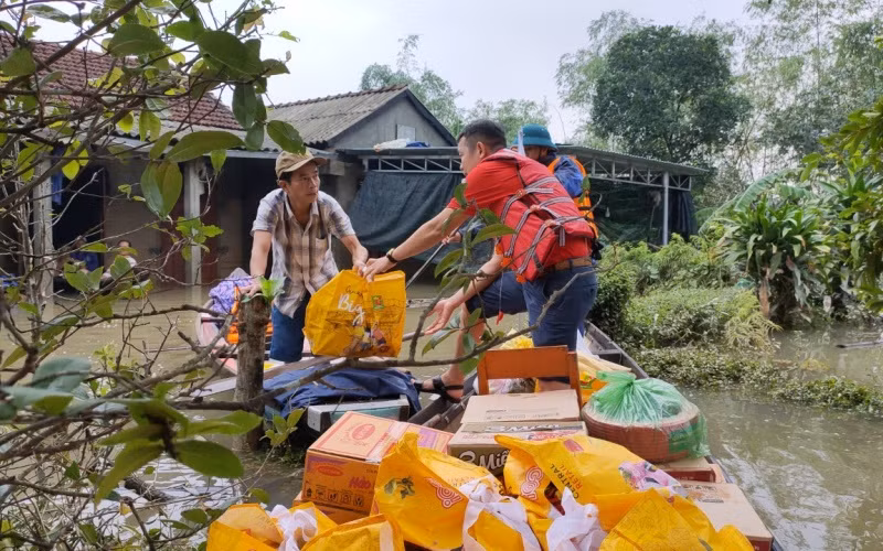 Đại diện Central Retail (phải) trao quà đến người dân vùng lũ tỉnh Thừa Thiên Huế.