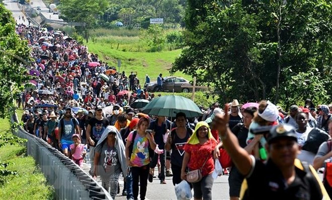 Người di cư di chuyển tại Huixtla, bang Chiapas, Mexico trong hành trình tới Mỹ. (Ảnh: AFP/TTXVN)