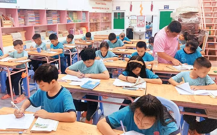 Giờ học tại lớp tình thương Ngọc Việt.