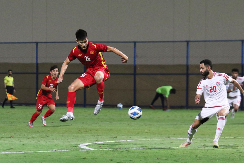Nhâm Mạnh Dũng đón bóng trước cầu thủ U23 UAE. (Ảnh: VFF)