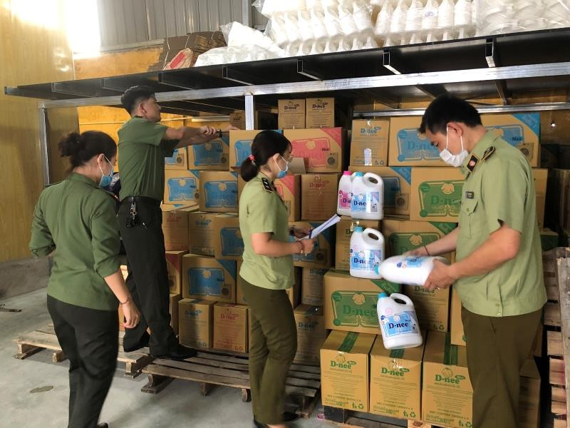 Lực lượng chức năng kiểm tra sản phẩm. Phát hiện xưởng sản xuất nước giặt, nước rửa chén giả mạo hàng Thái Lan -0