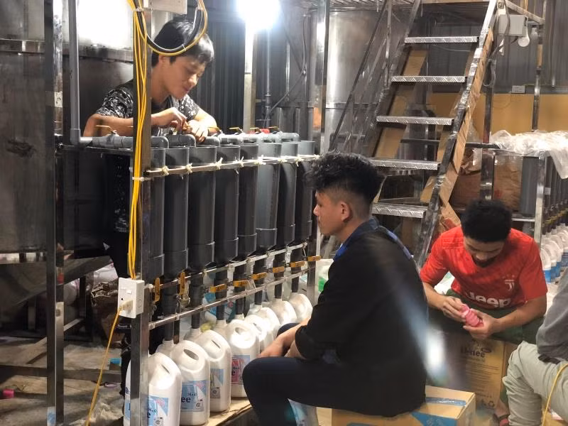 Hiện trường sản xuất các chai nước giặt giả mạo nhãn hiệu.