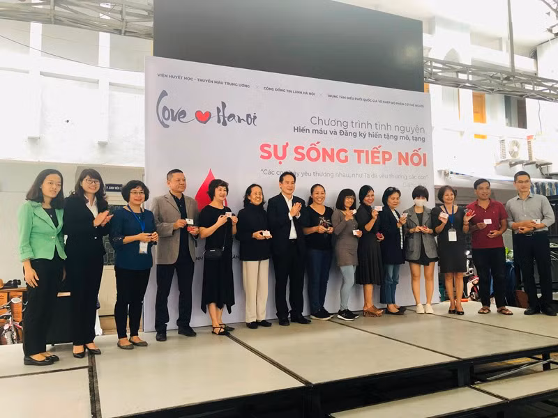 Trao thẻ chứng nhận đăng ký hiến mô, tạng.