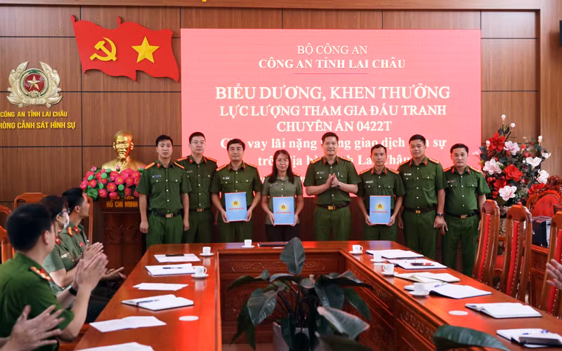 Lãnh đạo Công an Lai Châu biểu dương và thưởng đột xuất cho cán bộ, chiến sĩ Ban chuyên án.