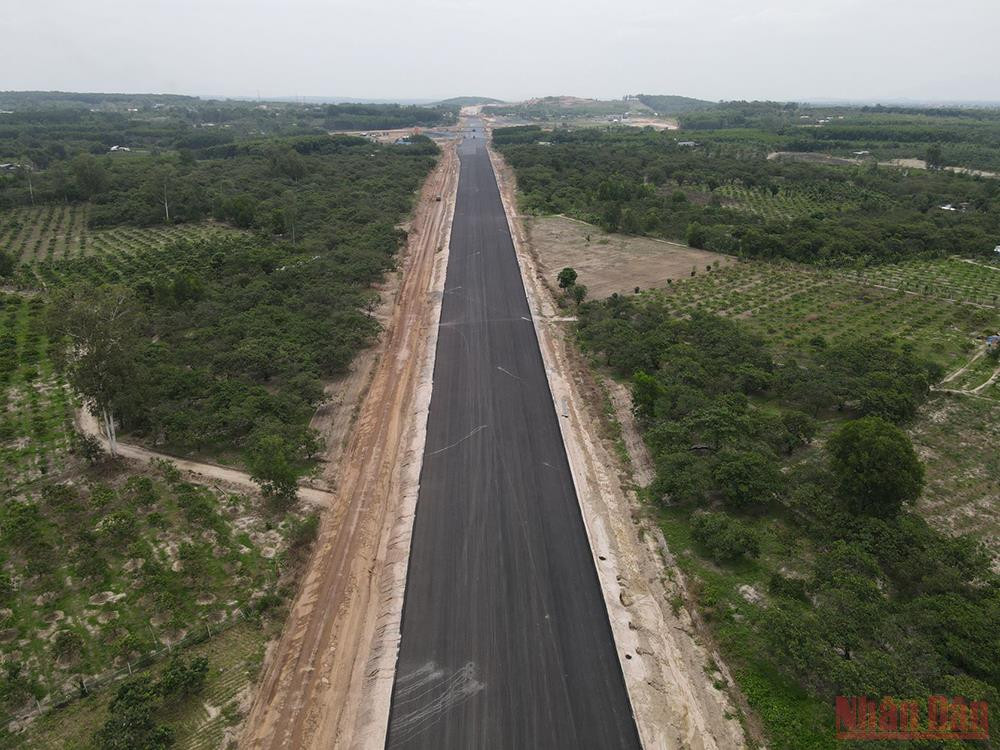 Đường cao tốc Phan Thiết-Dầu Giây đang dần được hoàn thiện, đoạn thuộc địa phận huyện Xuân Lộc, tỉnh Đồng Nai. Bảo đảm hoàn thành cao tốc Phan Thiết-Dầu Giây trong năm 2022 -0
