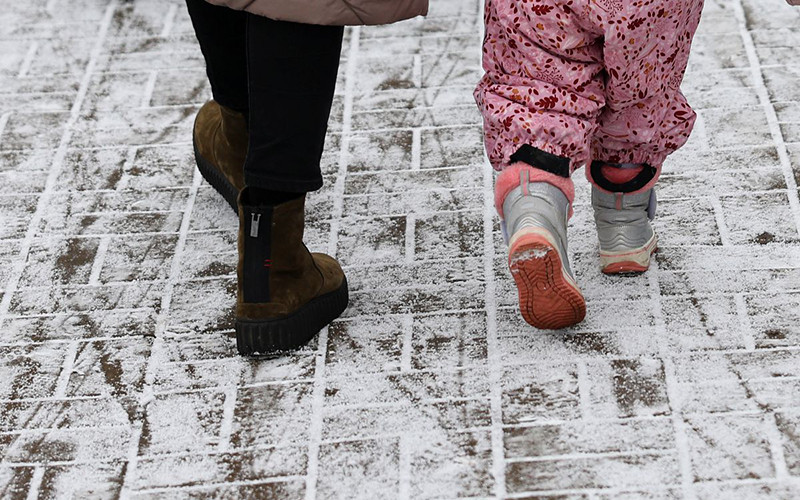 Bước chân hành khách tại nhà ga ở Lviv, Ukraine, ngày 5/3. (Ảnh: Reuters)