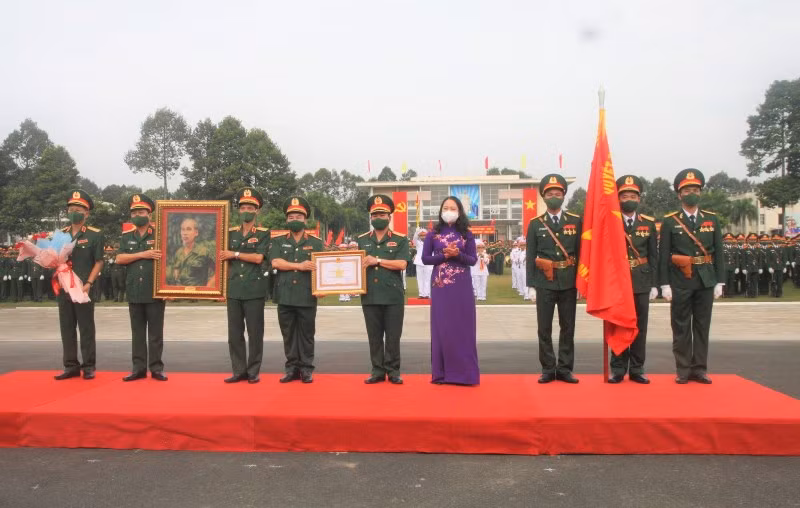 Phó Chủ tịch nước Võ Thị Ánh Xuân trao Huân chương Quân công hạng Nhì cho Ban Giám hiệu Trường Sĩ quan Lục quân 2.