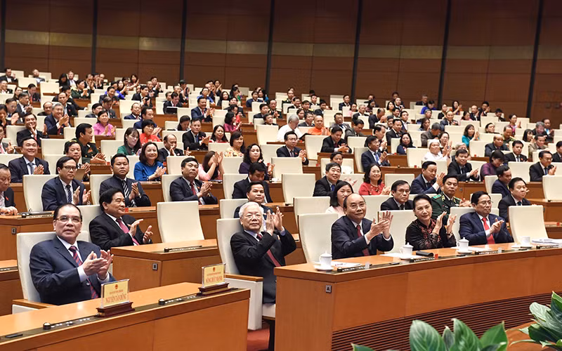 Các đồng chí lãnh đạo, nguyên lãnh đạo Đảng, Nhà nước, MTTQ Việt Nam và các vị đại biểu Quốc hội tại phiên bế mạc. Ảnh: TRẦN HẢI